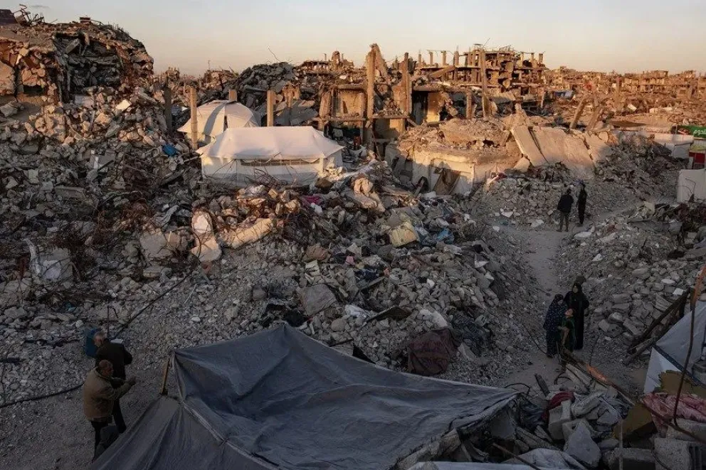 Palestinos caminan junto a edificios destruidos en el campo de refugiados de Yabalia, en el norte de la Franja de Gaza, en una imagen de archivo. EFE/EPA