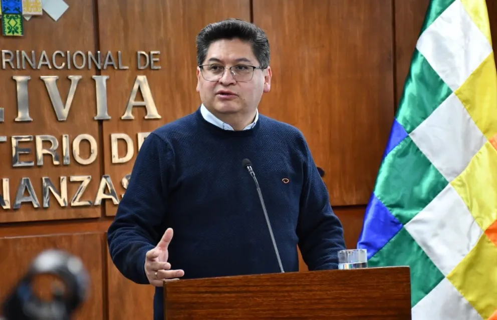 El ministro de Economía, Marcelo Montenegro, responde consultas en una conferencia de prensa, este jueves. Foto: MEF