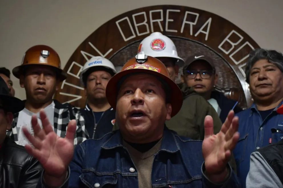 Mario Argollo y otros líderes de la COB durante el pronunciamiento este jueves. Foto: APG