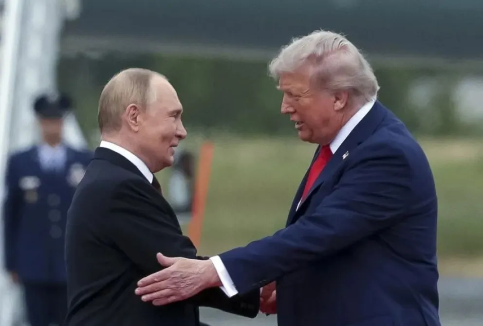 Donald Trump saluda a su homólogo de Rusia, Vladímir Putin, en una imagen de archivo. Foto: EFE