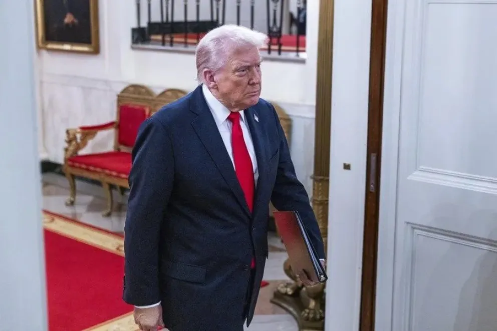El presidente de Estados Unidos, Donald Trump, entra a un salón de la Casa Blanca, el 15 de octubre de 2025. EFE