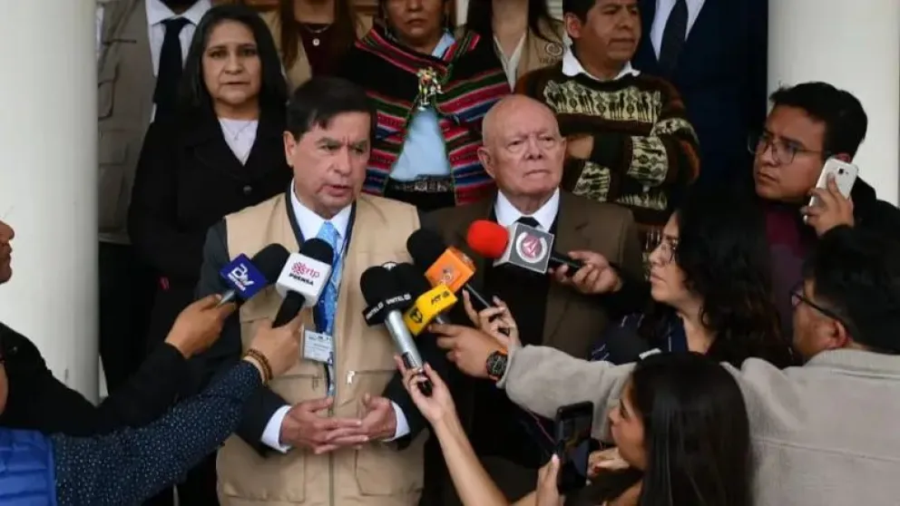 El jefe de la misión de observadores, Juan Fernando Cristo, y el presidente del TSE, Óscar Hassenteufel. FOTO:  TSE.