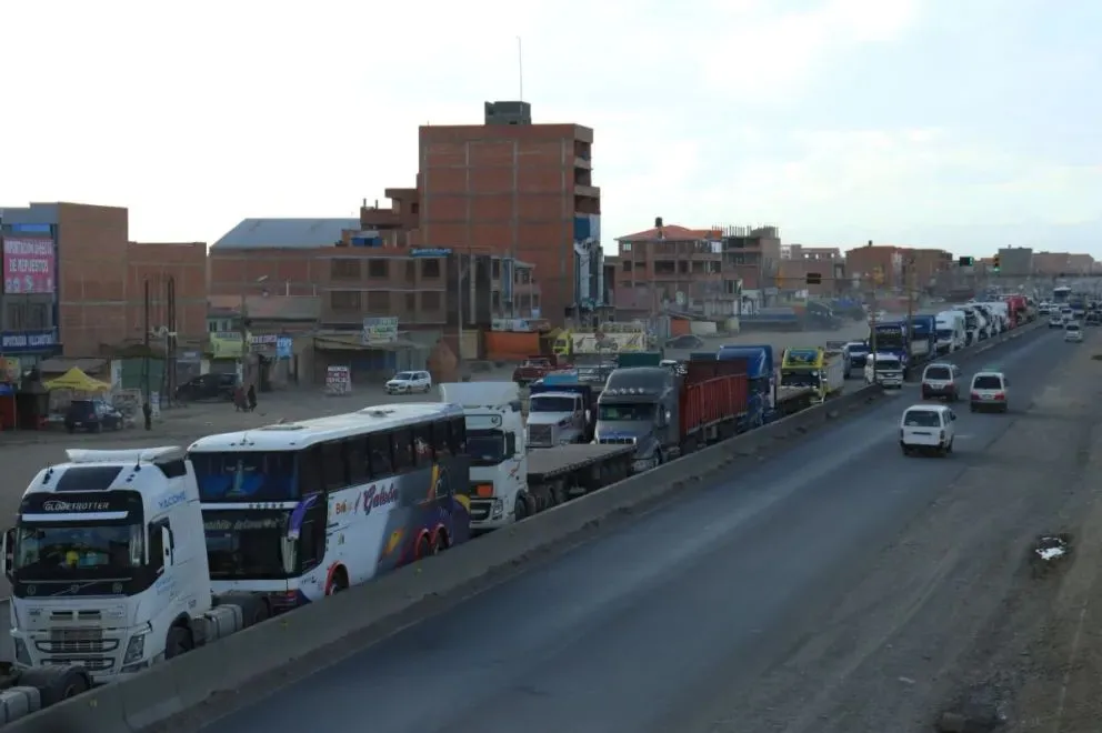 Un bus de transporte interdepartamental hace fila por combustible en el altiplano. FOTO: APG