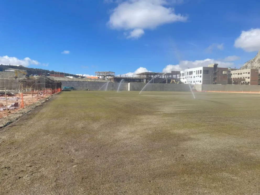La cancha B ya germinada en el nuevo centro de entrenamiento de la Selección.