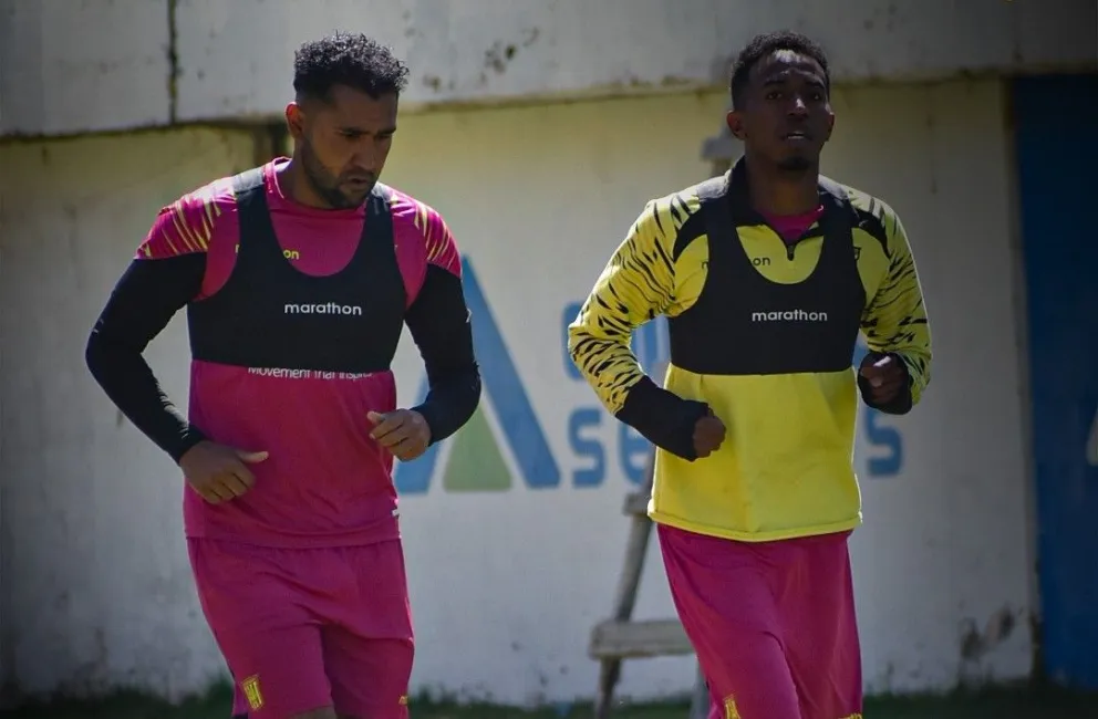 Adrián Jusino (izq.) y Jaime Arrascaita durante uno de los entrenamientos del Tigre. Foto: club The Strongest