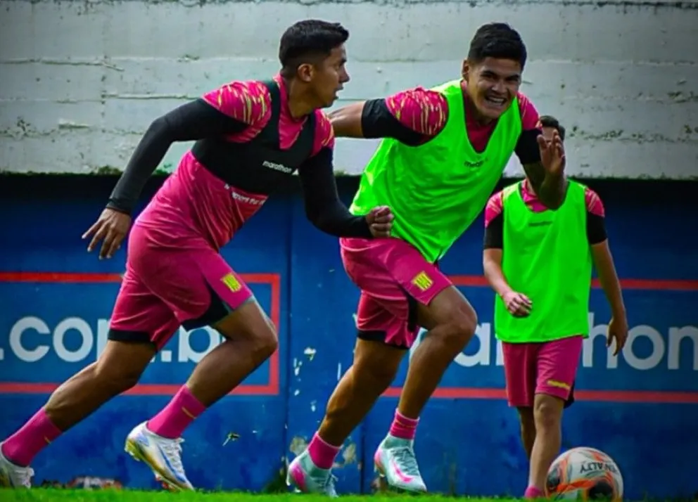 John García (izq.) domina el balón marcado por Jorge Lovera en un entrenamiento. Foto: club The Strongest