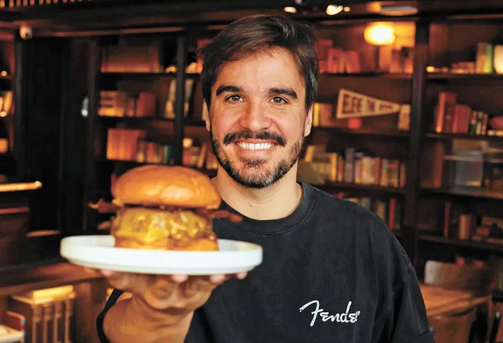 El chef español Álex Gonzalez posa con la hamburguesa “singular” de Hundred Burgers, en una imagen de archivo. Foto: EFE 