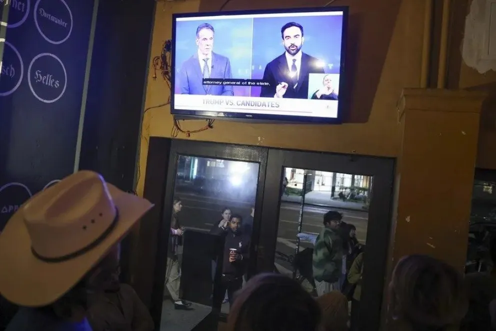 La gente observa en una pantalla el debate de la alcaldía de Nueva York en un bar local en Nueva York, Nueva York (EE.UU.), 16 de octubre de 2025. EFE/EPA