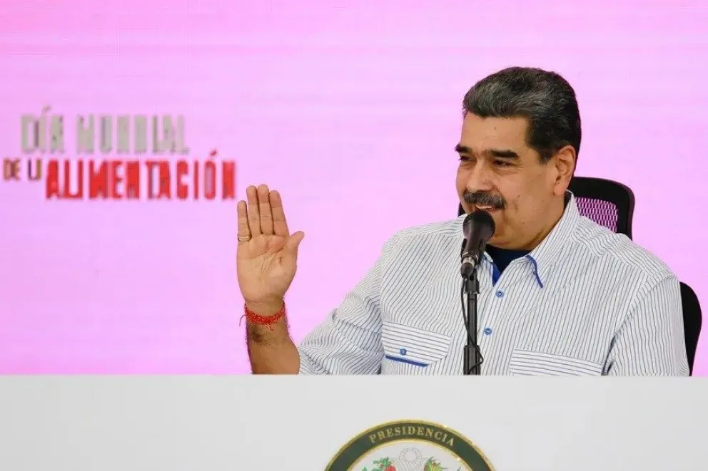 Fotografía cedida por Palacio de Miraflores que muestra a el presidente de Venezuela, Nicolás Maduro saludando en Caracas (Venezuela). EFE