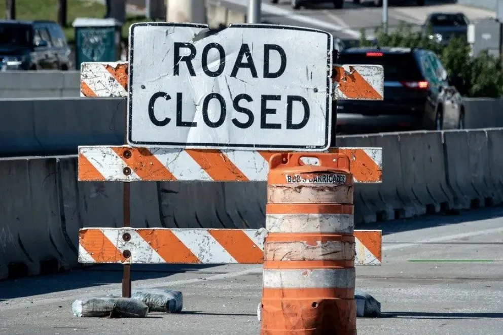 Se coloca una señal de carretera cerrada cerca de la Calzada Venetian en Miami, Florida, EE.UU., en una fotografía de archivo. EFE/EPA