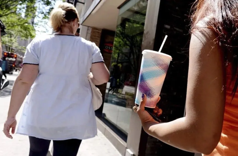 Una mujer sostiene un refresco de tamaño grande en Nueva York, Estados Unidos, en una fotografía de archivo. EFE
