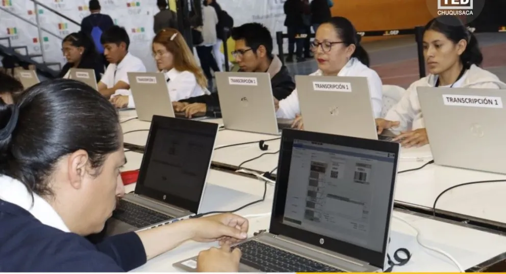 Personal del TSE durante un simulacro de cómputo de votos. Foto: OEP