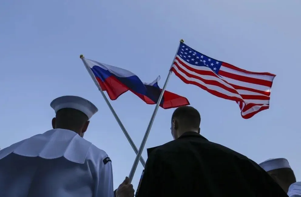 Las banderas de Rusia y Estados Unidos. EPA