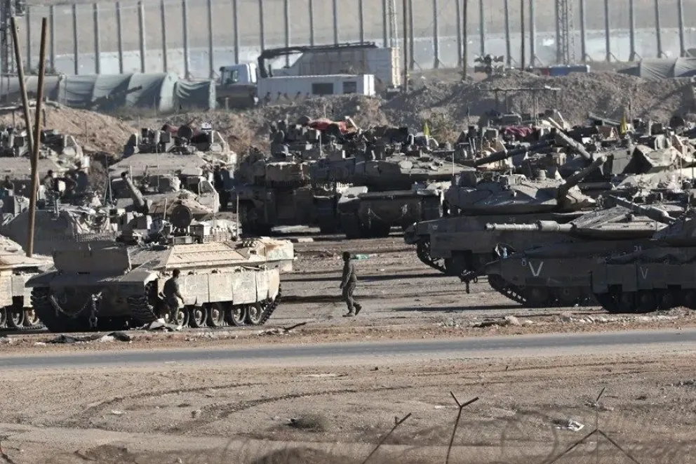 Tanques israelíes después de retirarse de la Franja de Gaza tras el acuerdo entre Israel y Hamás, el pasado 10 de octubre. EFE/EPA