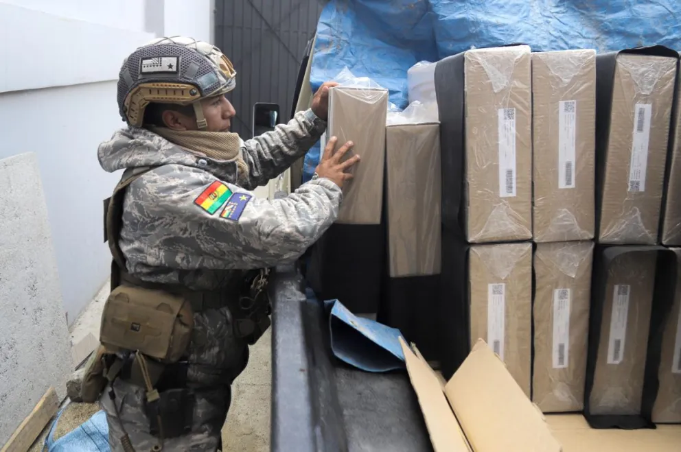 Un integrante del Ejército de Bolivia participa en la organización del envío de maletas electorales a áreas rurales. Foto: EFE