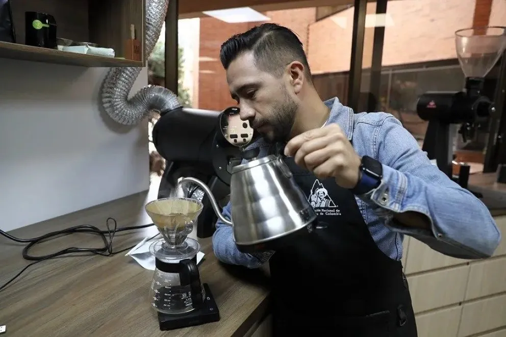 Fotografía de archivo de un hombre preparando café colombiano en Bogotá (Colombia). Foto: EFE