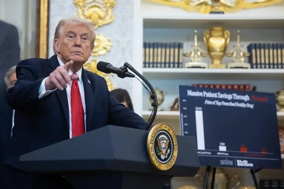 El presidente de Estados Unidos, Donald Trump, hace un anuncio en el Despacho Oval de la Casa Blanca en Washington, DC, EE.UU. EFE/EPA