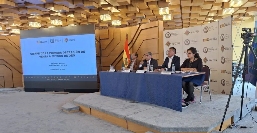 El presidente del BCB, Edwin Rojas, presenta los resultados de las operaciones de ventas a futuro del oro para fortalecer las RIN. Foto: M Belmonte
