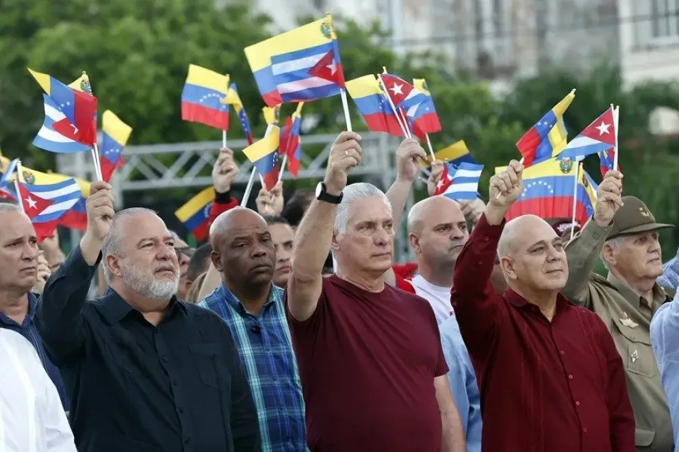 El presidente de Cuba, Miguel Diaz-Canel (c), y el primer ministro de Cuba, Manuel Marrero (i), participan en un acto de apoyo a Venezuela este viernes, en La Habana (Cuba). EFE