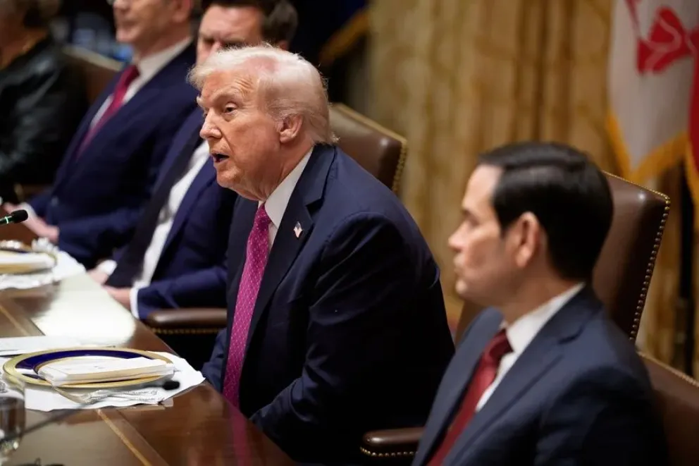 El presidente de Estados Unidos, Donald J. Trump (C), participa en una reunión bilateral en la Sala del Gabinete de la Casa Blanca en Washington, D.C., EE.UU. Foto: EFE