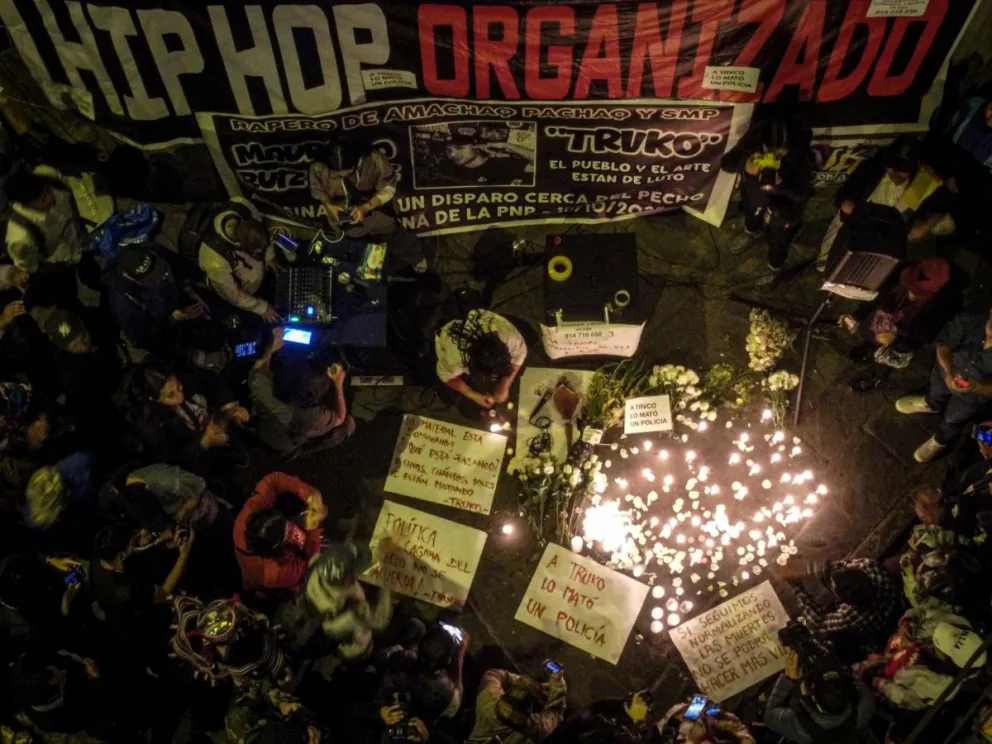 Un grupo de personas participa en una velatón en homenaje a Eduardo Ruiz Saenz, quien falleció en la víspera durante las manifestaciones contra el Gobierno y el Congreso de Perú, en Lima. Foto: EFE