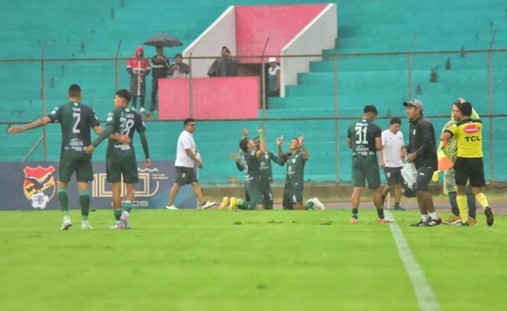 Jugadores de Tomayapo festejan el primer gol convertido por Danny Pérez. Foto: APG