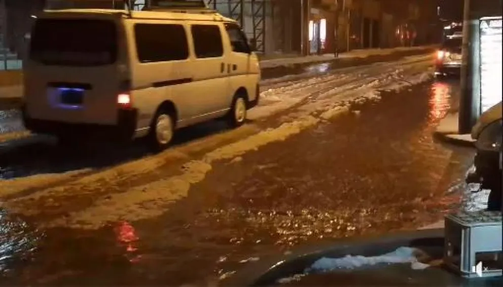 Una tormenta eléctrica y una granizada provocaron anegamientos en las calles de la ciudad de El Alto. Foto: Captura de video 