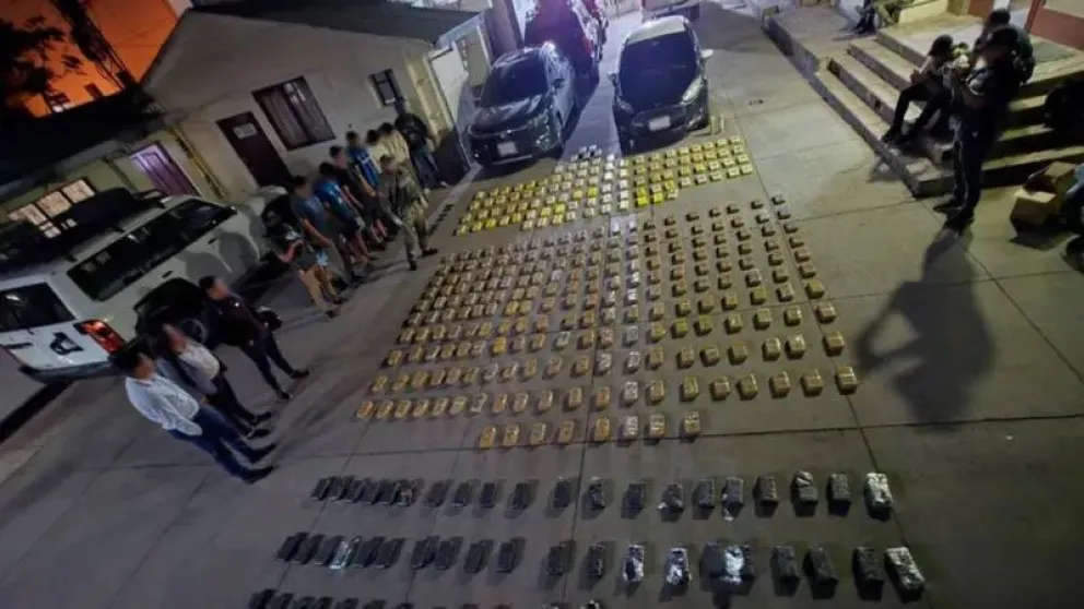 Los paquetes de sustancias controladas fueron exhibidos la noche de este viernes. Foto: Fiscalía Cochabamba