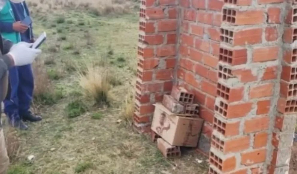 Bebé recién nacida fue abandonada dentro de una bolsa negra en Viacha. Foto: Captura de video