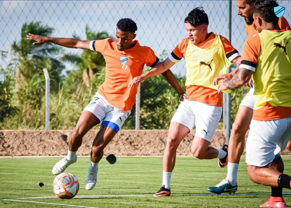 Dorny Romero domina la pelota en el entrenamiento de Bolívar del viernes en Santa Cruz. Foto: club Bolívar