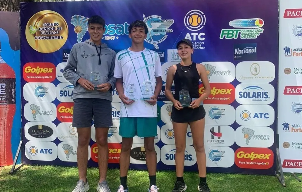 Los bolivianos Rivero (izq.), Montellano y Bustillos. Foto: Federación Boliviana de Tenis.