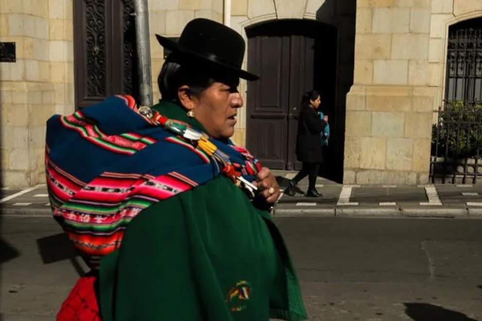 Una mujer aymara camina por una calle del centro este viernes, en La Paz (Bolivia). EFE/ Gabriel Márquez