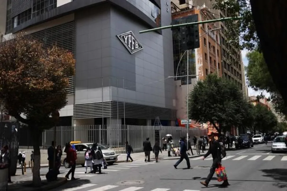 Vista general de archivo de las oficinas de Yacimientos Petrolíferos Fiscales Bolivianos (YPFB), en La Paz (Bolivia). EFE/ Luis Gandarillas