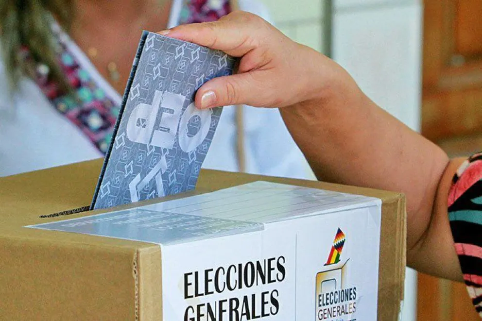 Imagen referencial de una persona ejerciendo su voto. Foto: Cancillería de Bolivia