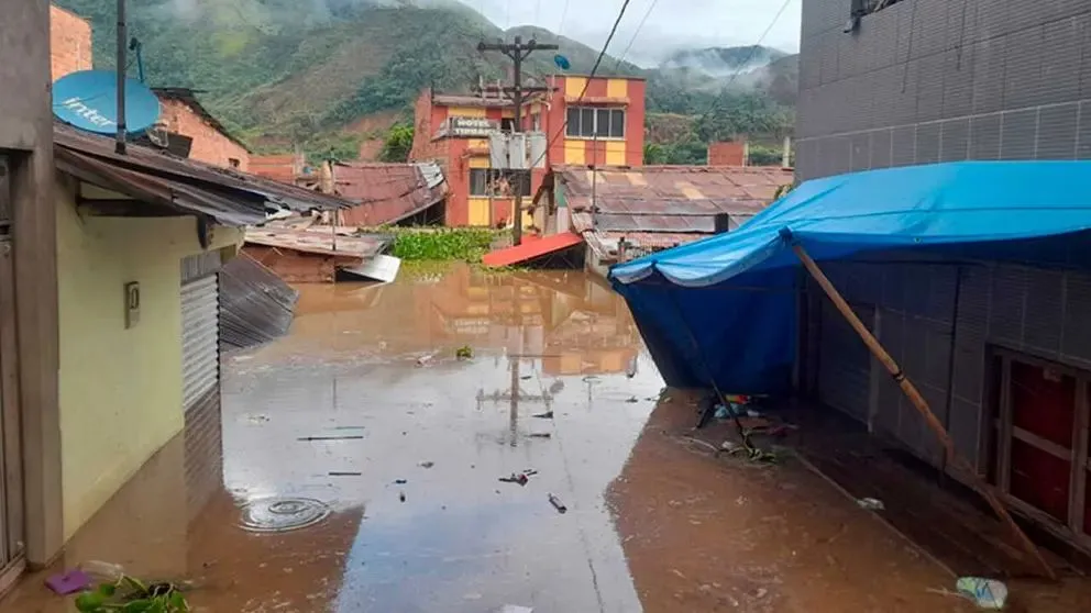 Desborde del río inunda la población de Tipuani. Foto: Urgente