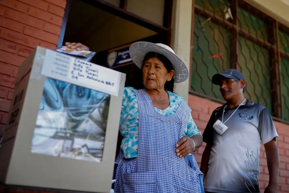 Una ciudadana boliviana emite su voto. Foto: EFE