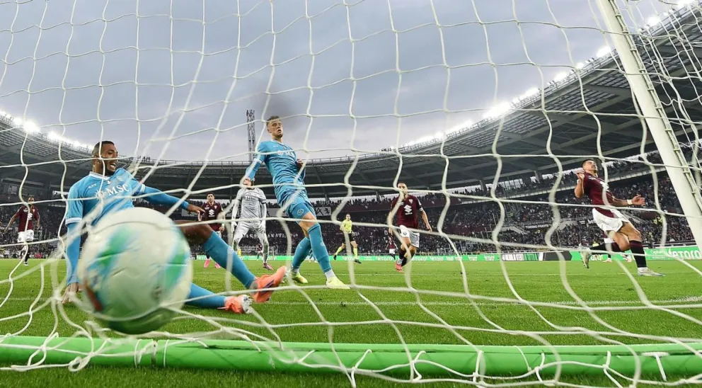 Simeone (der.), del Torino, marca al Nápoles. Foto: EFE.