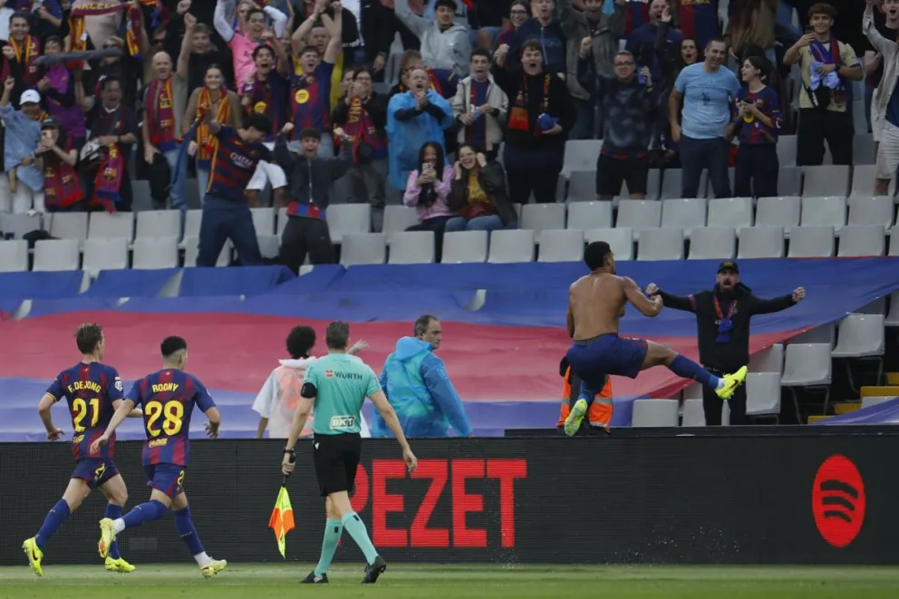 Araújo (der.) celebra tras anotar el 2-1 al Girona. Foto: EFE.