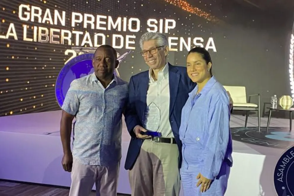 El ganador del Premio a la Libertad de Prensa de la Sociedad Interamericana de Prensa (SIP), el periodista colombiano Daniel Coronell (c), posa junto con otros asistentes este sábado, durante la 81ª Asamblea General de la SIP en Punta Cana (República Domi
