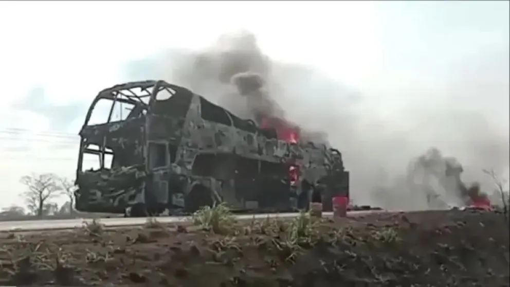 Bus se incendia por completo en la carretera Santa Cruz-Trinidad Foto: Captura de video / Red Uno