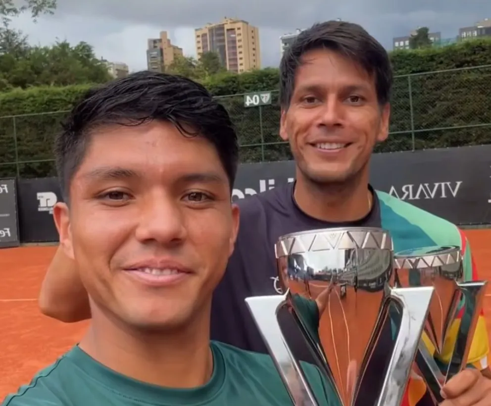 Zeballos (der.) y Soto con sus trofeos de campeones. Foto: Instituto Sports.