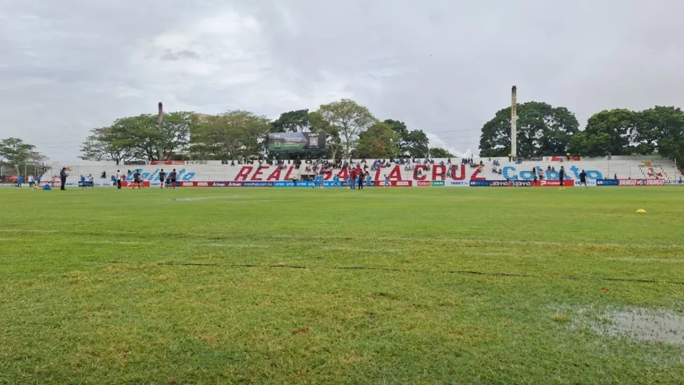 Así se encontraba el estadio Real Santa Cruz previo al partido. Foto: Agencia Marka Registrada.