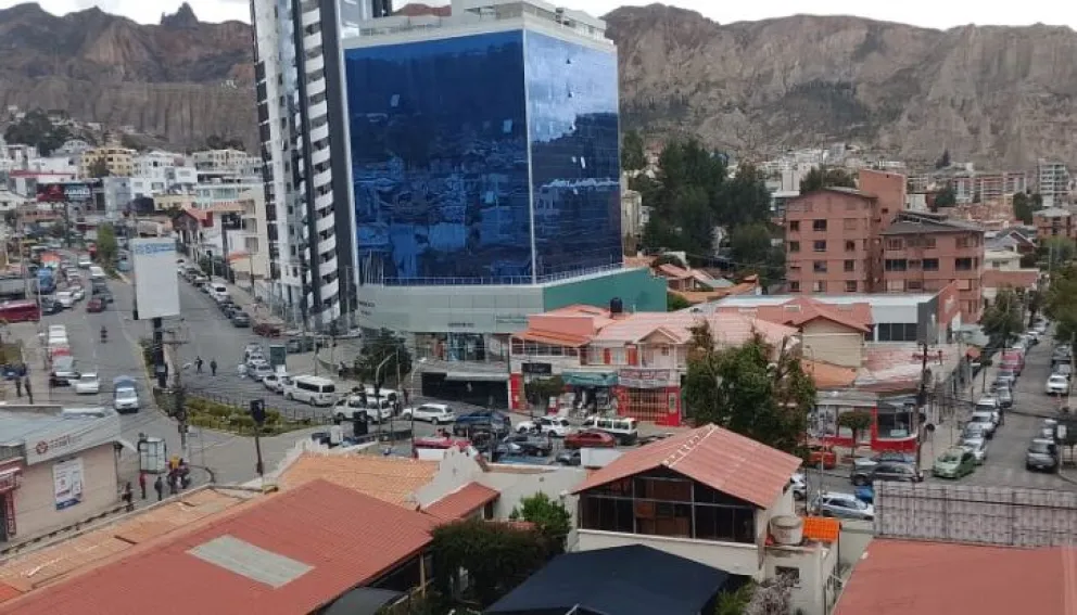Cola en la calle 23 de Calacoto, al ingreso a Cota Cota. Foto: Jorge Soruco