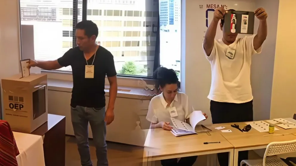 Residentes bolivianos en Japón inician con la votación en la segunda vuelta electoral Foto: Captura de video 