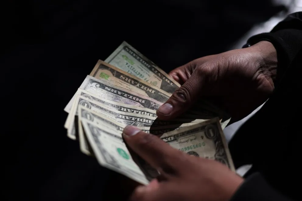 Una persona cuenta dólares. Foto; EFE