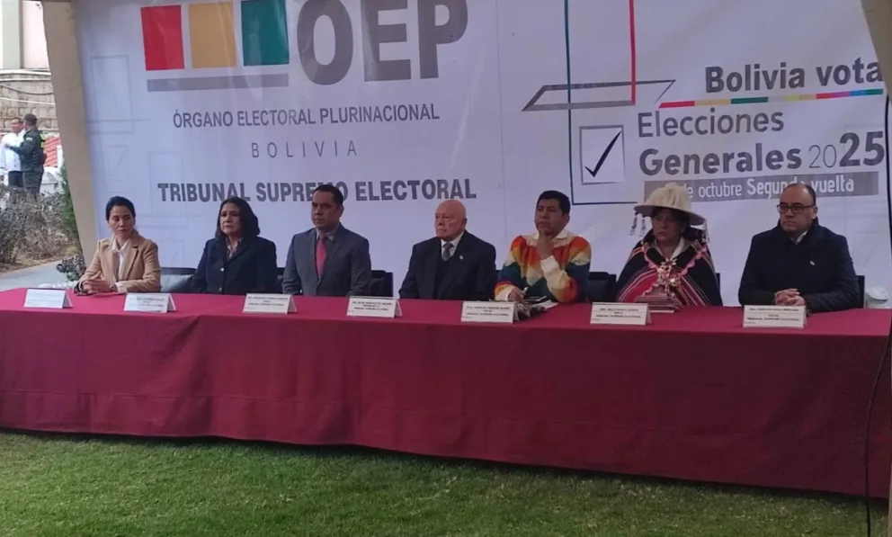 Los vocales del TSE durante la inauguración de jornada electoral, en La Paz. Foto: Paulo Lizárraga / Visión 360 
