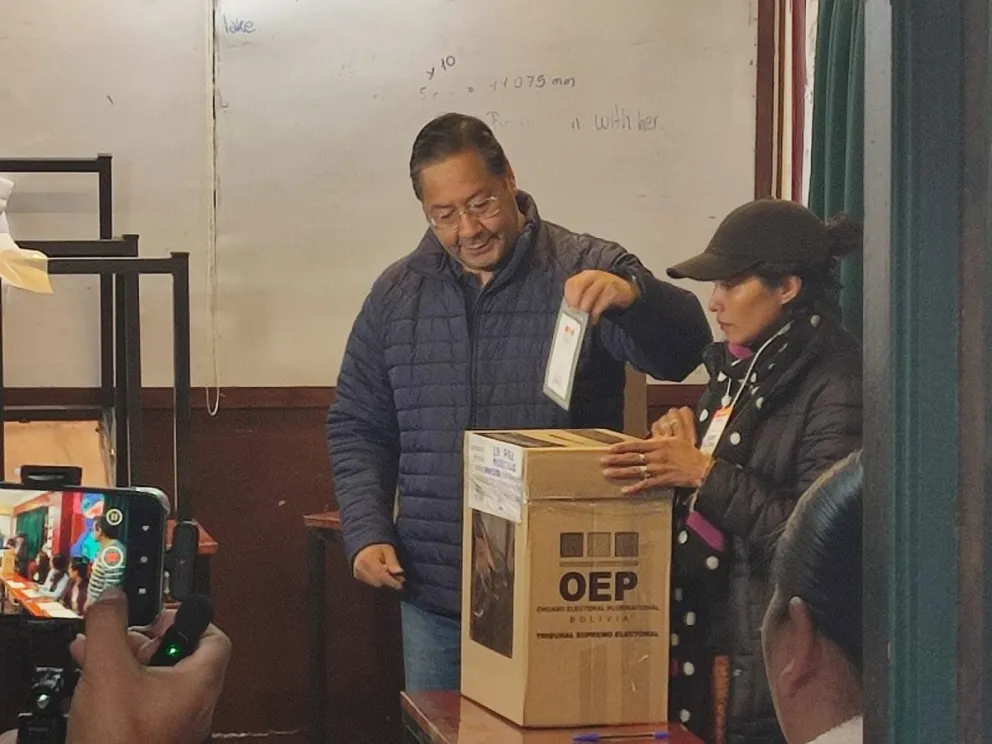 Arce emite su voto, este domingo. Foto: Paulo Lizárraga / Visión 360