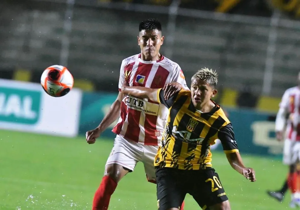 Una incidencia del partido entre The Strongest e Independiente. Foto: APG