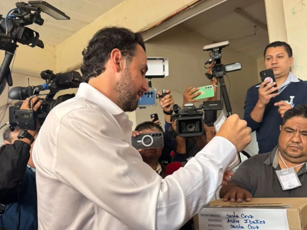 Juan Pablo Velasco emite su voto Foto: Periodismos Somos Todos