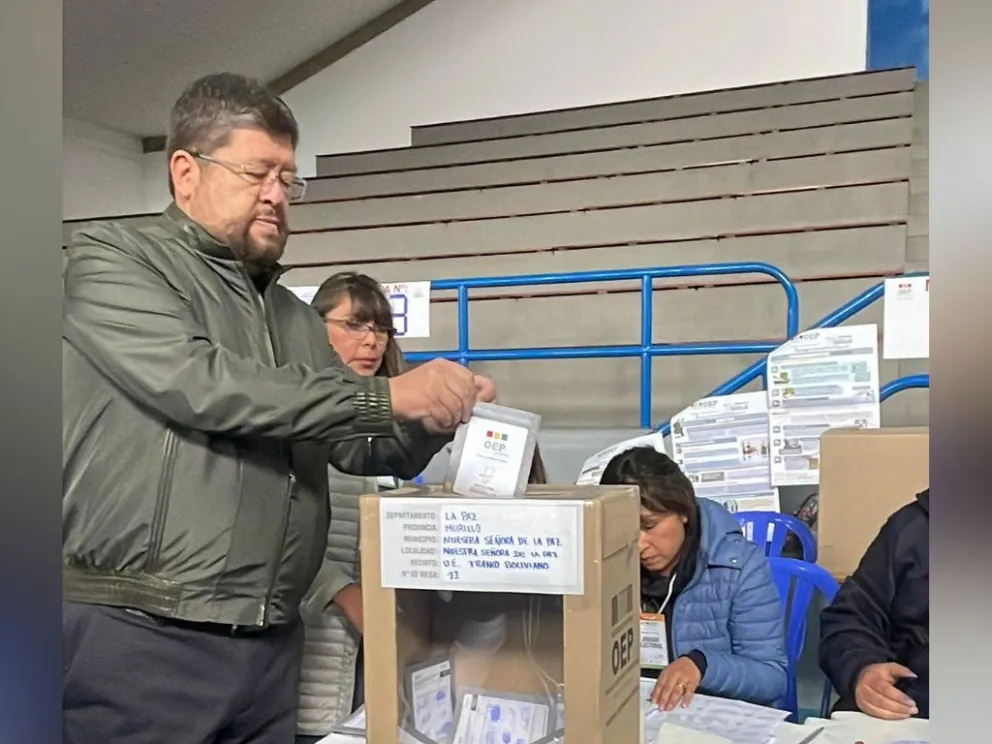 Doria Medina emita su voto, este domingo. Foto: RRSS del político 
